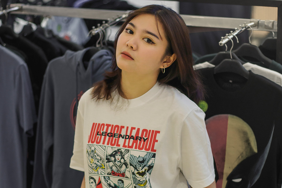 Aneka Produk T-Shirt & Hoodie Azura Indonesia dengan dengan material dan sablon berkualitas. Kunjungi outlet Azura Superheroes di Lantai 1 Transmart Padang (Foto diperankan oleh Model).