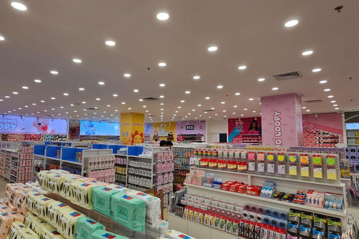 Gerai Miniso di Transmart Padang. Miniso dikenal dengan produk-produk favorit dan inovatif serta berkualitas untuk menemani generasi muda dalam menikmati hidup.