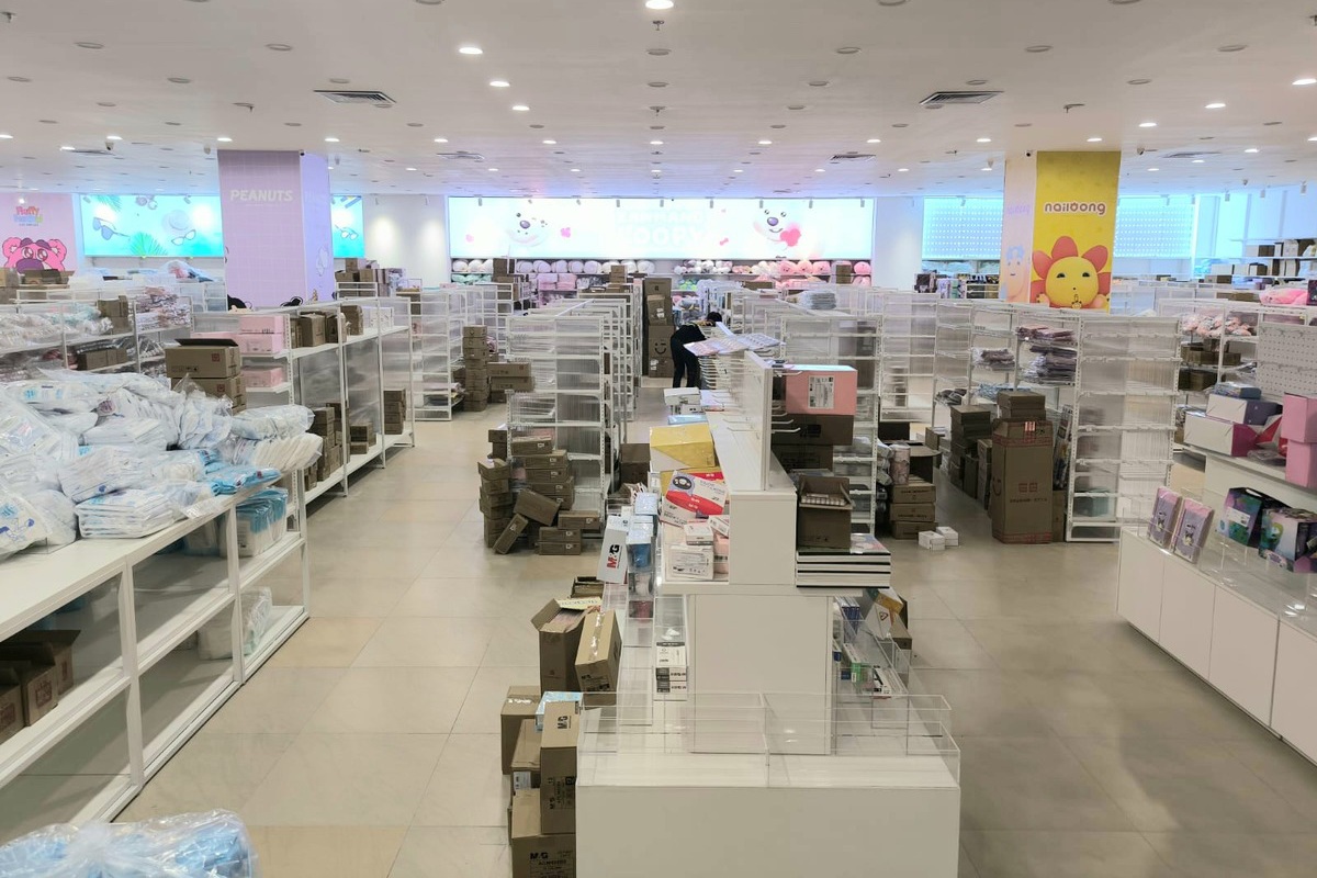 Persiapan gerai Miniso di Transmart Padang jelang Launching Jumat, 27 September 2024 nanti. Miniso menjual berbagai produk hingga berbagai merchandise, dikelola oleh PT Miniso Lifestyle Trading Indonesia.