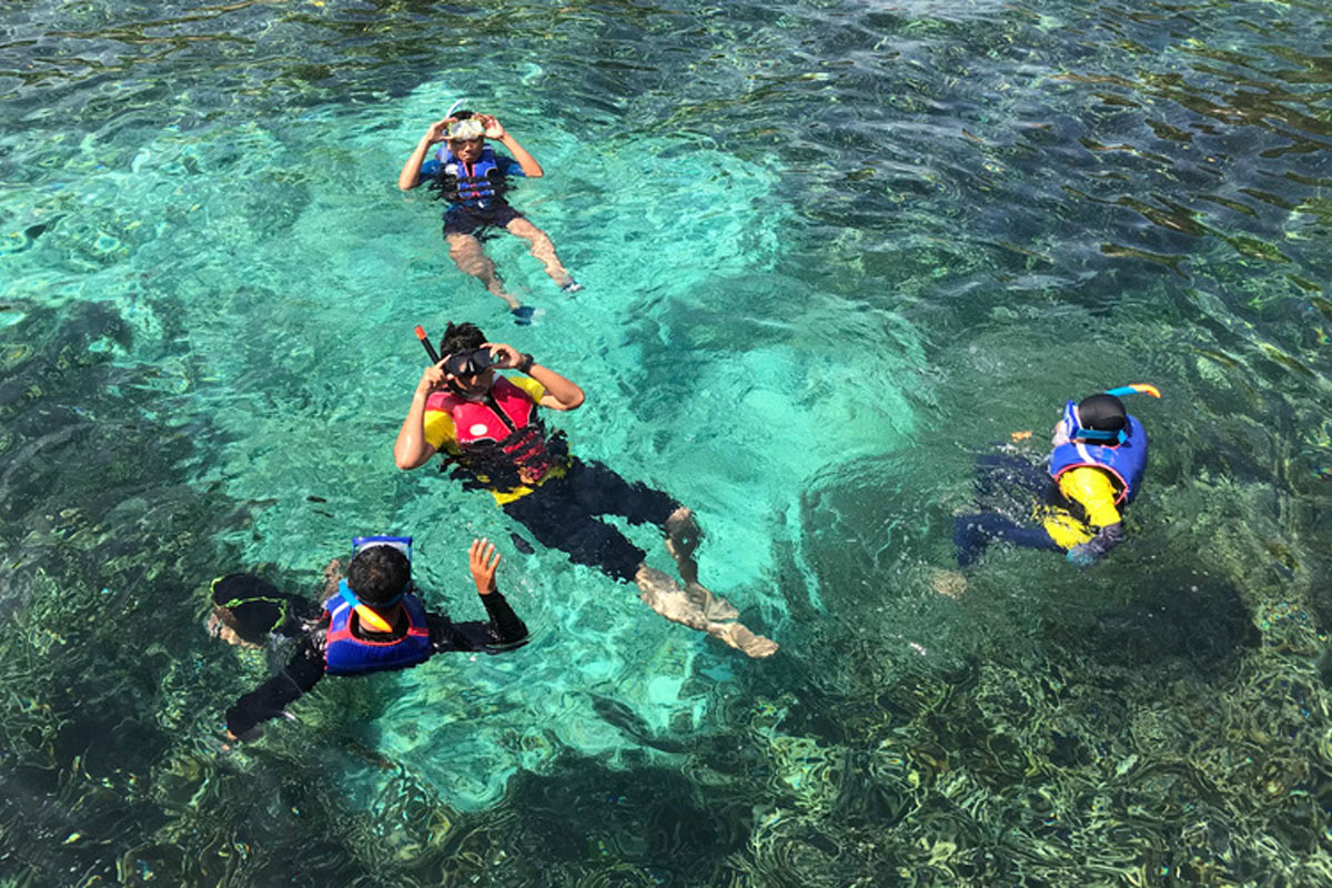 Sensasi petualangan yang seru dan nikmati berbagai kegiatan Fishing, Snorkeling, Diving dan Cliff Jumping yang seru bersama teman-teman baru dan pemandu berpengalaman bersama Flash Journey.