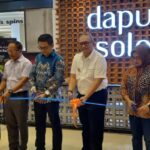 Pj Wako Padang Andree Algamar, didampingi Store Manager Transmart Padang, Yudi Siswanto dan Branch Manager Dapur Solo Nurina Dian meresmikan outlet Dapur Solo di Transmart Padang, Jumat (4/10). (DOK DISKOMINFO PADANG)